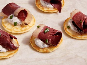 PETIT PLATEAU BLINI MAGRET CHUTNEY EPICE