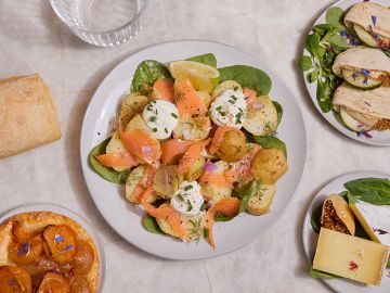 LE SAUMON FUMÉ ET CRÈME ANETH, POMMES DE TERRE GRENAILLES