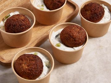 LES GRAZING CUPS FALAFELS & TZATZIKI X15